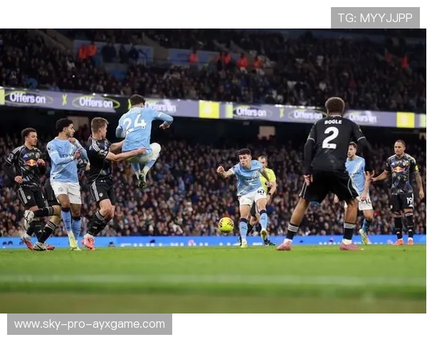 曼城福登中路扑倒后迅速爬起推射得分，展现不屈精神与无畏决心